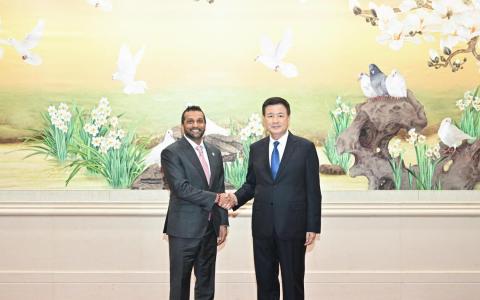中国公安部部长王小洪星期五（7月24日）在北京与美国联邦调查局局长帕特尔会面。（新华社）