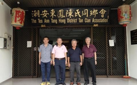 潮安东凤陈氏同乡会庆祝成立70周年，副司理陈水发（左起）、副会长陈睦贵、会长陈开胜与正司理陈镇标各司其职，致力于团结宗亲，弘扬潮汕文化。（郑一鸣摄）
