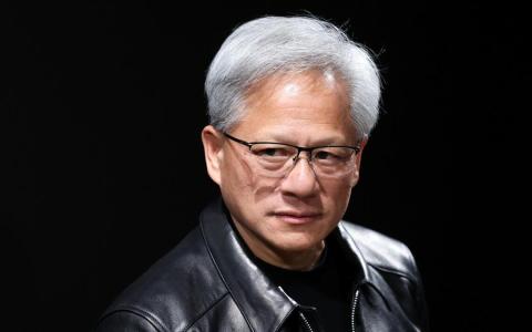 英伟达首席执行官黄仁勋在X发文，强调世界既需要前沿的闭源模型，也需要前沿的开源模型。图为黄仁勋7月16日在日本东京出席媒体吹风会。（彭博社）