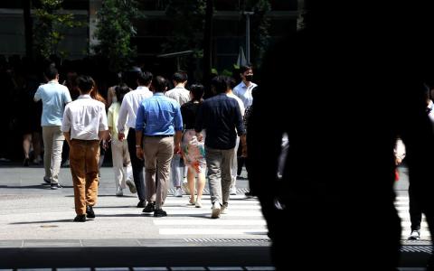 专家：中年阶段多重压力叠加 年轻人求助面对障碍