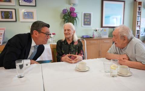 英国首相伯纳姆（左）探访一家养老院时，一名长者当面调侃“怎么又换人了”。（路透社）