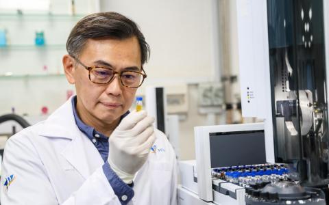卫生科学局局长蔡瑞文教授指出，当局将继续多管齐下，除了执法和戒断辅导，也将提升科研能力，加强与各方合作，一同应对电子烟问题。（陈斌勤摄）