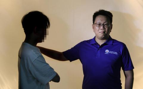 庄姓客服人员（左）在太和观慈善机构资深义工佘克勤（右）的帮助下，成功戒掉丧尸烟弹和电子烟。（邝启聪摄）