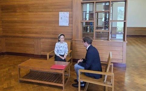 五年来首次 缅甸前领导人翁山淑枝与外国官员公开会面