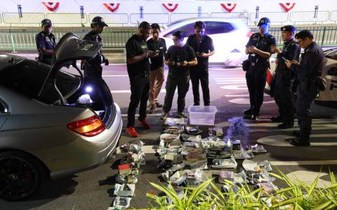 CMG20260804-NeohKL03 梁麒麟/董柏汝/ 几辆警车拦下一辆轿车，把车里的东西翻出来display在路上 [911 Lor 1 Toa Payoh, Oleander Towers].（SPH Media Limited）