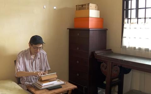 55岁的刘柯林闲暇时候除了阅读，也喜欢上网学习新知识。（视频截图）