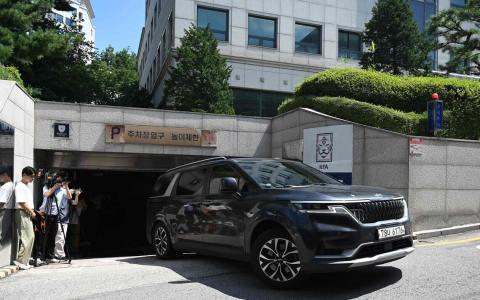 韩国警方星期四（8月6日）突击搜查韩国足球总会的总部办公室，为国家队主帅任命过程取证。图为一辆警车当天驶出韩国足总办公室。（法新社）