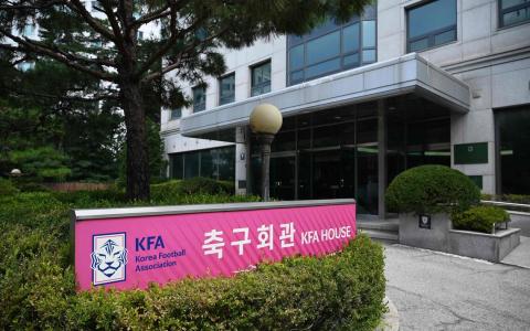 韩国足总近来争议接连不断，首尔警方星期四更因为调查主帅洪明甫的任命，星期四突击搜查了韩国足总总部办公室。（法新社）