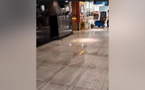 商场二楼地面大量积水。（受访者提供）