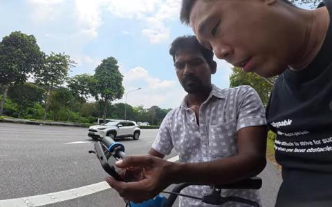 冯韦胜在快速公路上看到男子危险骑行，下车检查发现对方是因为使用谷歌导航前，地图设置有误才一路骑上快速公路。（受访者提供）