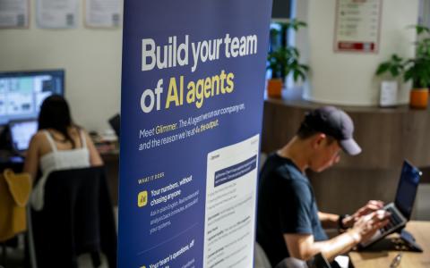 随着AI技术日益成熟，越来越多个人与企业已开始采用代理式AI，提高工作效率。（叶振忠摄）