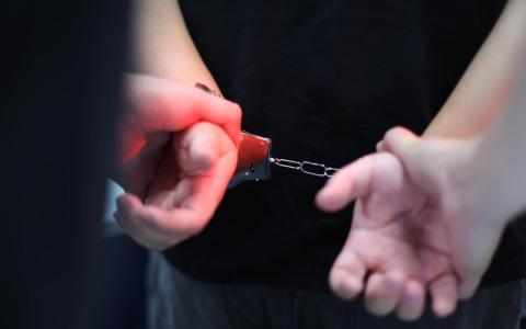 勿洛警署警员调查后确认男子身份，并将他逮捕归案。初步调查显示，男子相信涉及其他类似欺骗案件，受害者总损失超过10万元。（示意图）