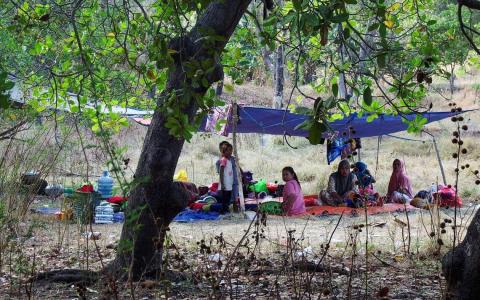 印尼地震数千灾民等待救援 物资陆续送达但进度缓慢