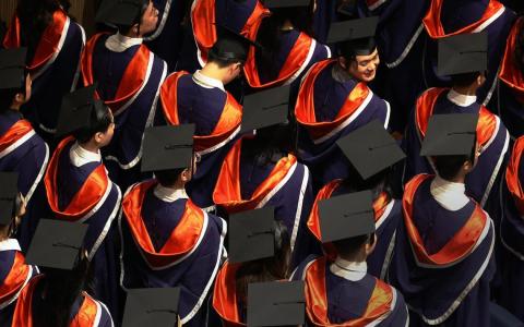 今年应届大学毕业生约半数已获工作 约两成在找工