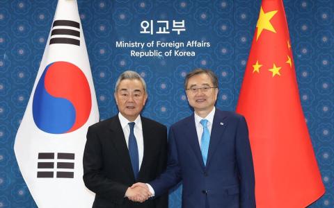 王毅：乐见韩朝和平共处 促美改变对朝敌视政策