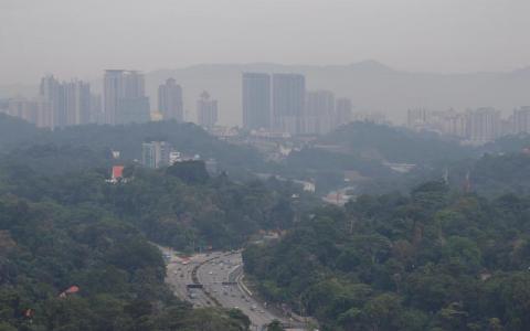 马国由于近日都有阵雨，全国烟霾情况都有所改善。首都吉隆坡的空气污染指数28日下午虽然一度达到105点的不健康水平，但晚上就降至77点的中等水平。（路透社）