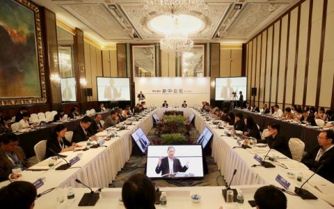 新加坡报业控股集团董事长李文献(演讲者)在首届《联合早报》新中论坛发表主旨演讲时说,当新中意见不一时,我们要更加努力去理解对方立场。即使无法在个别议题上达成全面共识,也不能忽视大局。(陈福洲摄)