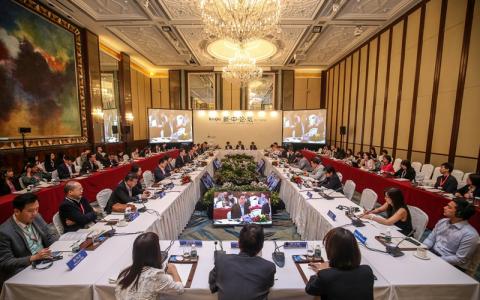 陈振声今天出席在香格里拉大酒店举行的第二届《联合早报》新中论坛,并同与会嘉宾进行对话。(叶振忠摄)