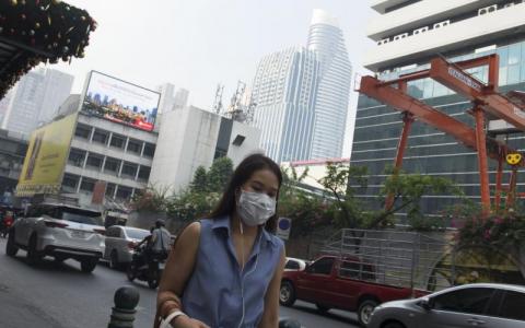 泰国首都曼谷烟霾问题恶化，某些地区甚至达到危险水平，人民带着口罩出门已经成为寻常景象。（法新社）