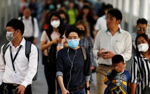 曼谷的烟霾问题恶化，许多民众都戴上口罩出门。（路透社）