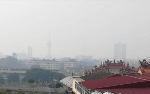 彭亨首府关丹周三开始出现烟霾，当局指烟霾是印尼林火顺着风势飘来的。（星洲日报）