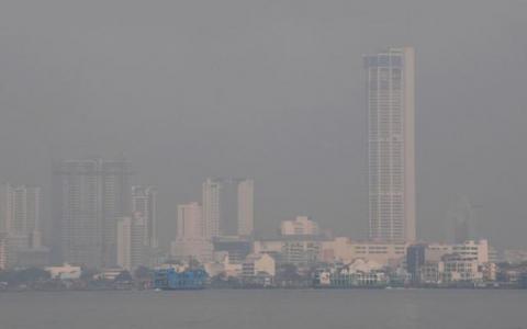 槟州多个地区周六的空气污染指数都处于超过80点的中等水平，到处灰蒙蒙一片，位于乔治市的槟州地标——光大州政府行政大楼也陷入朦胧中。（光华日报）