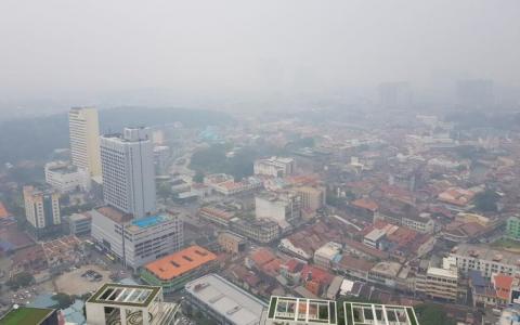马六甲市区星期日的空气污染指数超过220点，达到不健康水平。（星洲日报）