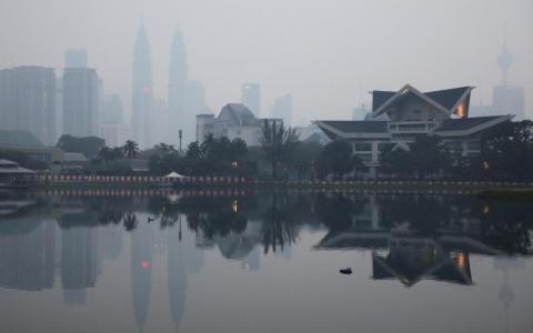 马国截止今晚8时共有33个地区的空气污染指数突破百点。（路透社） 
