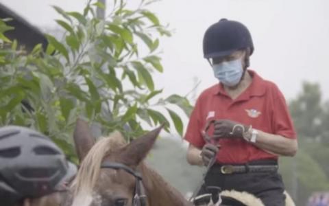 马哈迪昨天戴着口罩，冒着细雨烟霾骑马。（马哈迪优管视频截图）