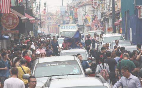 马六甲著名旅游景点鸡场街昨天人潮汹涌，完全不受烟霾影响。（星洲日报）