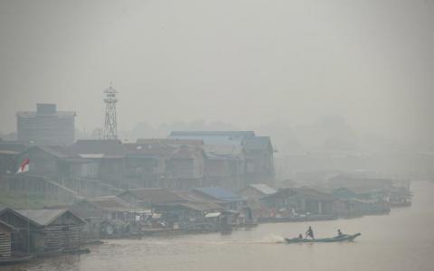 婆罗洲林火处处，许多地区包括中加里曼丹省首府帕朗卡拉亚（图），烟霾导致空气污染指数连日突破500点。（美联社）