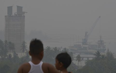 印尼多个地区被烟霾笼罩，印尼央行副行长瓦鲁约表示，如霾害问题持续，印尼经济增长可能受到冲击。（法新社）