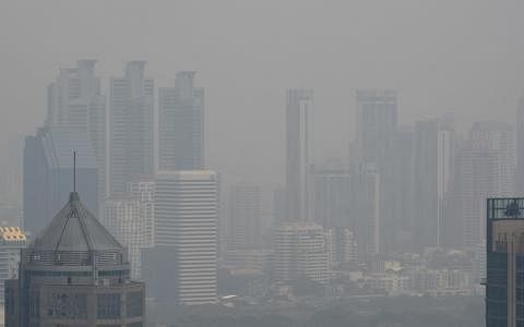 泰国首都曼谷被烟霾笼罩，多个地区的细颗粒物（PM2.5）浓度达到不健康水平。（法新社） 