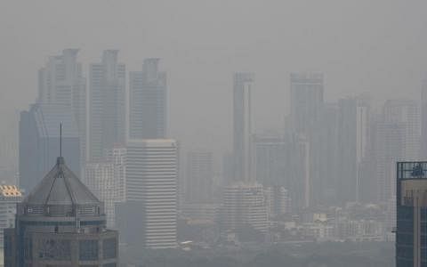 泰国首都曼谷被烟霾笼罩，多个地区的细颗粒物（PM2.5）浓度达到不健康水平。（法新社）