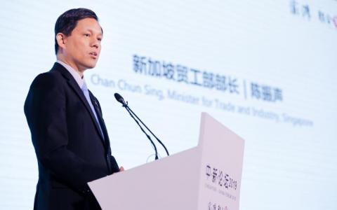 我国贸工部长陈振声今天在第三届“新中论坛”上说,虽然新加坡和中国的历史与国情不同,但有着更高层次的共同愿景,可在国际事务等方面,共同设立新标准。(《联合早报》特约摄影张凯摄)