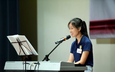 2015年4月18日，“新空下”全国新谣歌唱比赛在裕廊初级学院举行大决赛。公教初级学院学生林延芯以一首《我会用真心填满你的孤单》，拿下独唱组冠军。（龙国雄摄）