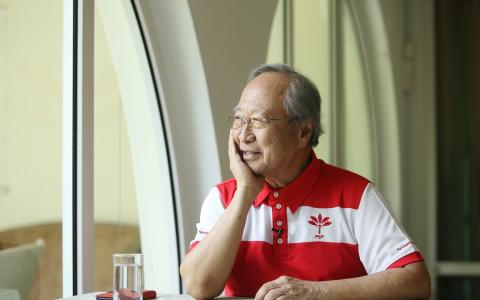 前进党秘书长陈清木医生接受《联合早报》专访，畅谈创党经历与他对党员的要求。（谢智扬摄）