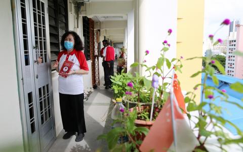 詹时中的太太罗文丽7月7日陪同人民党候选人助选。（梁麒麟摄）
