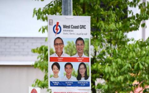 由通讯及新闻部长易华仁（上方海报第一排左起）、社会及家庭发展部长兼国家发展部第二部长李智陞、胡美霞、洪维能和新人王心妍组成的人民行动党团队，在西海岸集选区应战由前议员陈清木医生（下方海报第二排中起，顺时针）、梁文辉、纳达拉杰、邱宝忠和潘群勤组成的新加坡前进党团队。（何家俊摄）