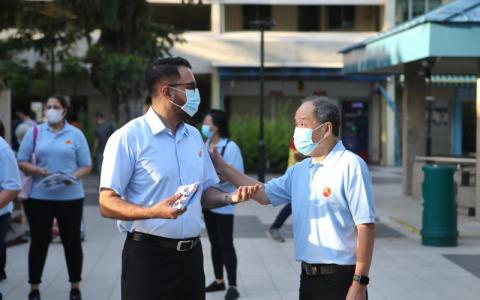 毕丹星（左）首次以秘书长身份率领工人党参加大选就取得佳绩，有政治观察家认为刘程强仍旧扮演举足轻重的角色。（档案照片）