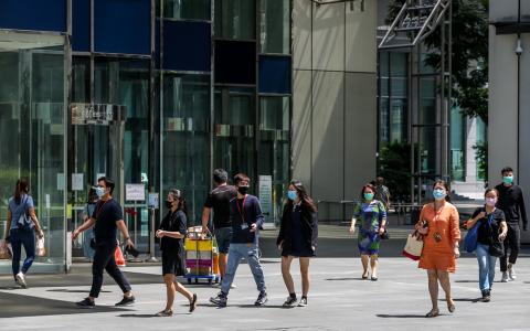 受访商家代表和经济师认为，新一届政府的当务之急仍然是应对冠病疫情，同时评估中长期的政策方向并作出决定性的改变。（档案照片）