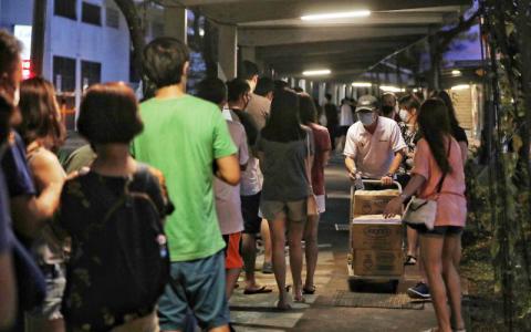 投票日因一些投票站出现人龙，首次把投票时间延长两小时，引起非议，但受访学者不认为这会显著影响大选结果。（海峡时报）