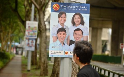 受访盛港居民认为，国会朝野平衡不容忽视，总归要有反对党提出不同的声音，而议员作为人民的代议士，就应将他们的心声带到国会。（潘丰源摄）