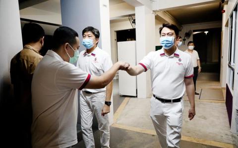 由总理公署部长黄志明（左三）领军出征盛港集选区的行动党团队，候选人包括自2006年就负责管理盛港西基层事务的蓝彬明医生（右一）、从三巴旺集选区转战盛港的安宁·阿敏（左二），以及没在图中的新人黎鸿业，但四人最终不敌工人党而输掉这一区。（档案照片）