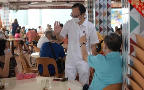 武吉班让区获胜的行动党候选人连荣华昨天早上到万吉和法嘉一带的咖啡店谢票，不少公众恭贺他成功胜选。（潘丰源摄）