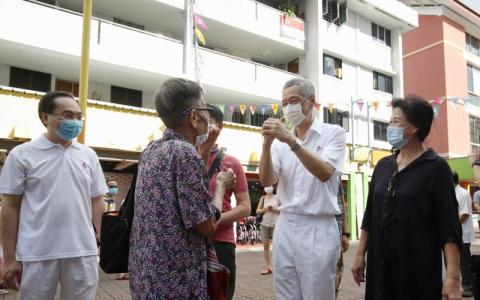 李显龙总理（右二）抱拳向选民表示感谢。（李健玮摄）