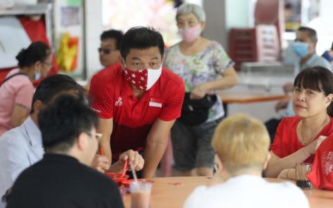 ▲以57.76％的得票率赢得马林百列集选区的原国会议长陈川仁，昨天早上9时到乌美一道组屋区谢票。（饶进礼摄）