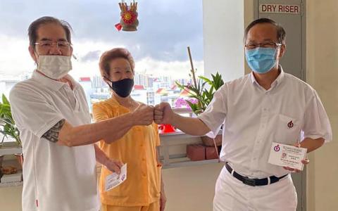 林谋泉（右）说：如果照顾好居民，他们会感激你的。如果他们知道你关心他们而投你一票的话，这就是额外奖励了。（取自林谋泉面簿） 