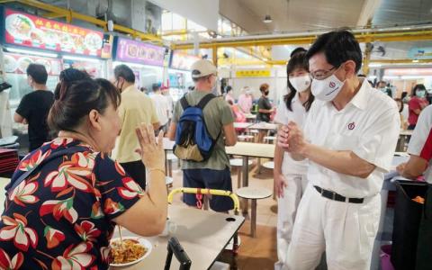 副总理兼财政部长王瑞杰前天带领团队到东海岸集选区内多个巴刹与熟食中心谢票，并向居民问好。（取自王瑞杰面簿）