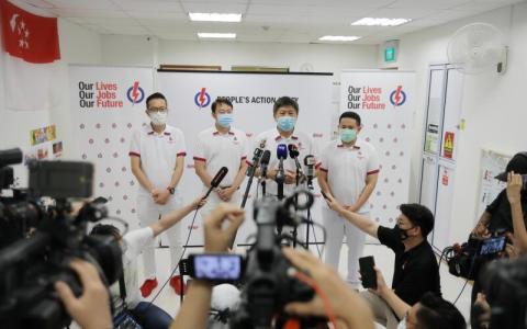 人民行动党盛港竞选团队将一起评估战果、重组团队，以及思考未来计划；李显龙总理鼓励他们继续以不同的方式为民服务，“努力赢回盛港集选区”。（海峡时报档案照）